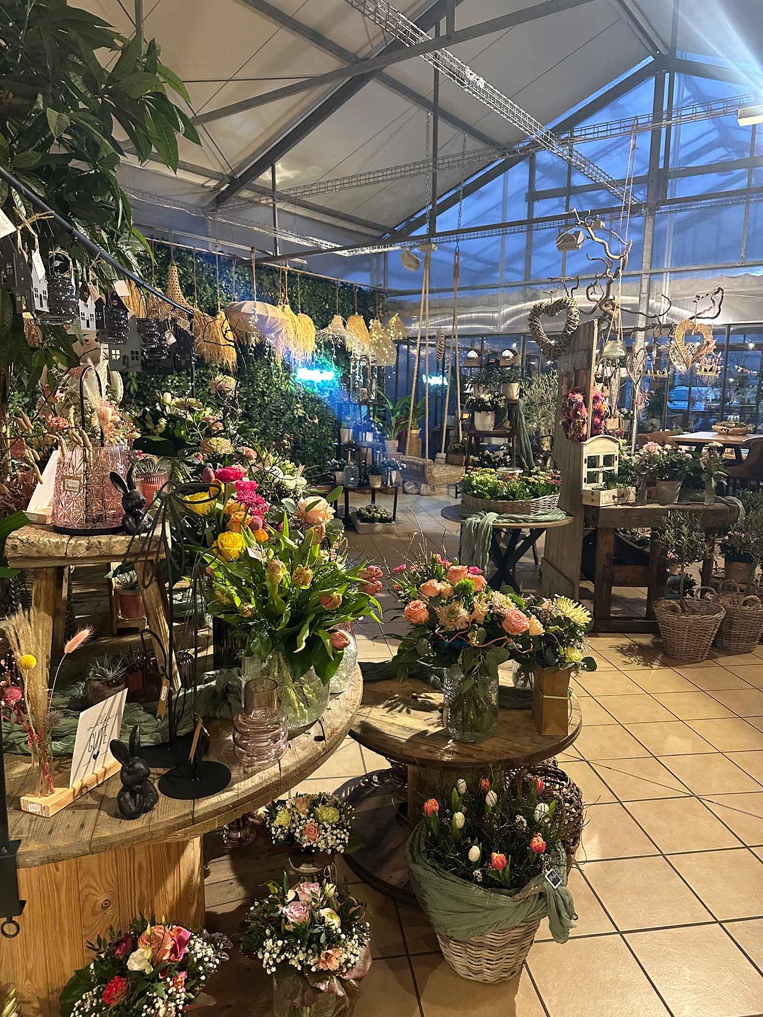 Ein heller Blumenladen mit vielen bunten Blumensträußen und dekorativen Arrangements